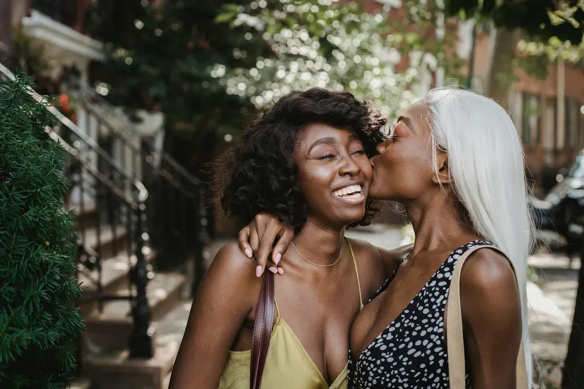 The Spanish Cheek Kiss: Greeting Etiquette by Country